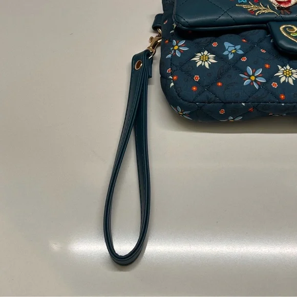 NEW DISNEY EPCOT GERMANY PAVILION BLACK FOREST MINNIE MOUSE QUILTED WRISTLET - Picture 9 of 11